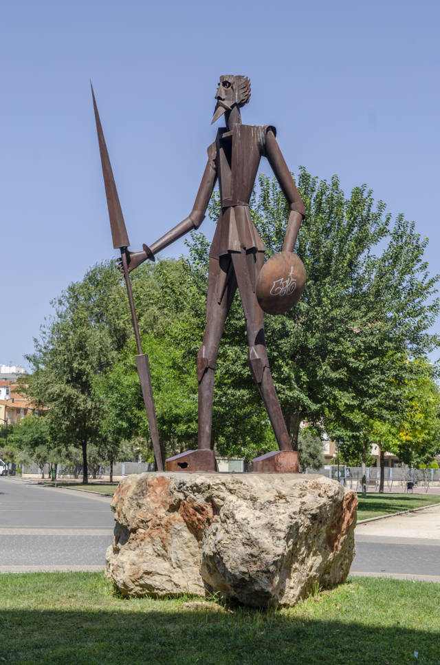 Albacete 70 - escultura del Quijote.jpg